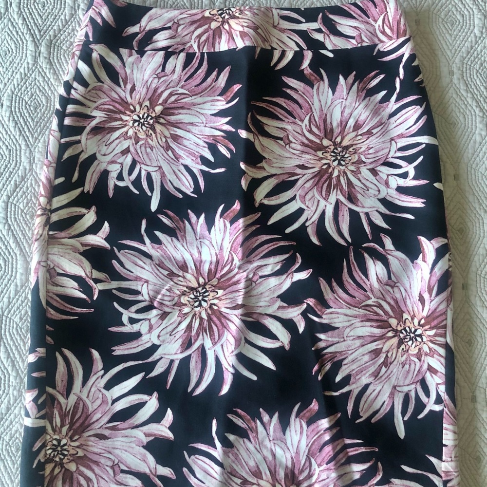 🌷🌷🌷 Ann Taylor pencil skirt size 0 for spring